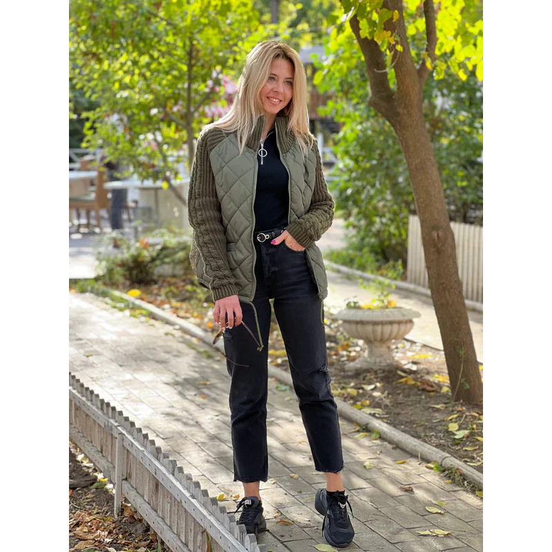 Women's quilted jacket with textured knitted sleeves, stand collar and zip front