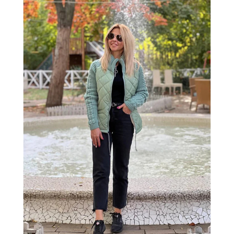 Women's quilted jacket with textured knitted sleeves, stand collar and zip front