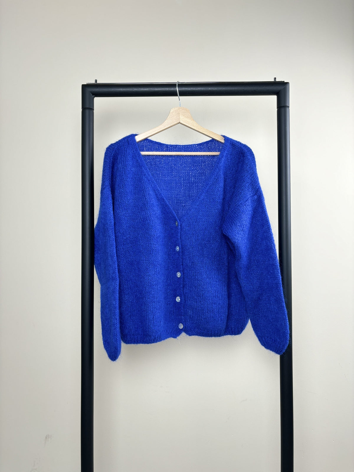 Women's knitted V-neck button cardigan with long sleeves