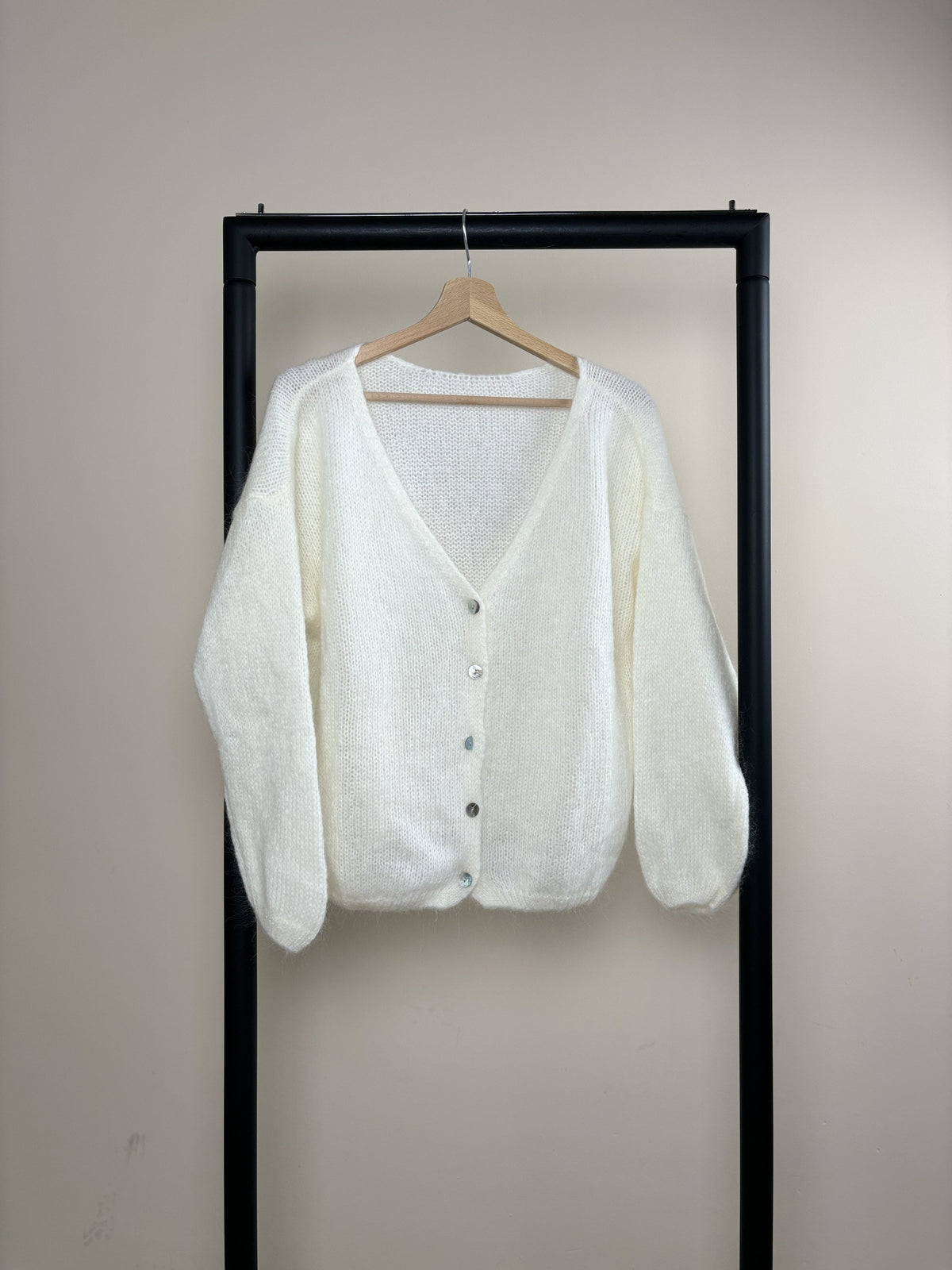 Women's knitted V-neck button cardigan with long sleeves