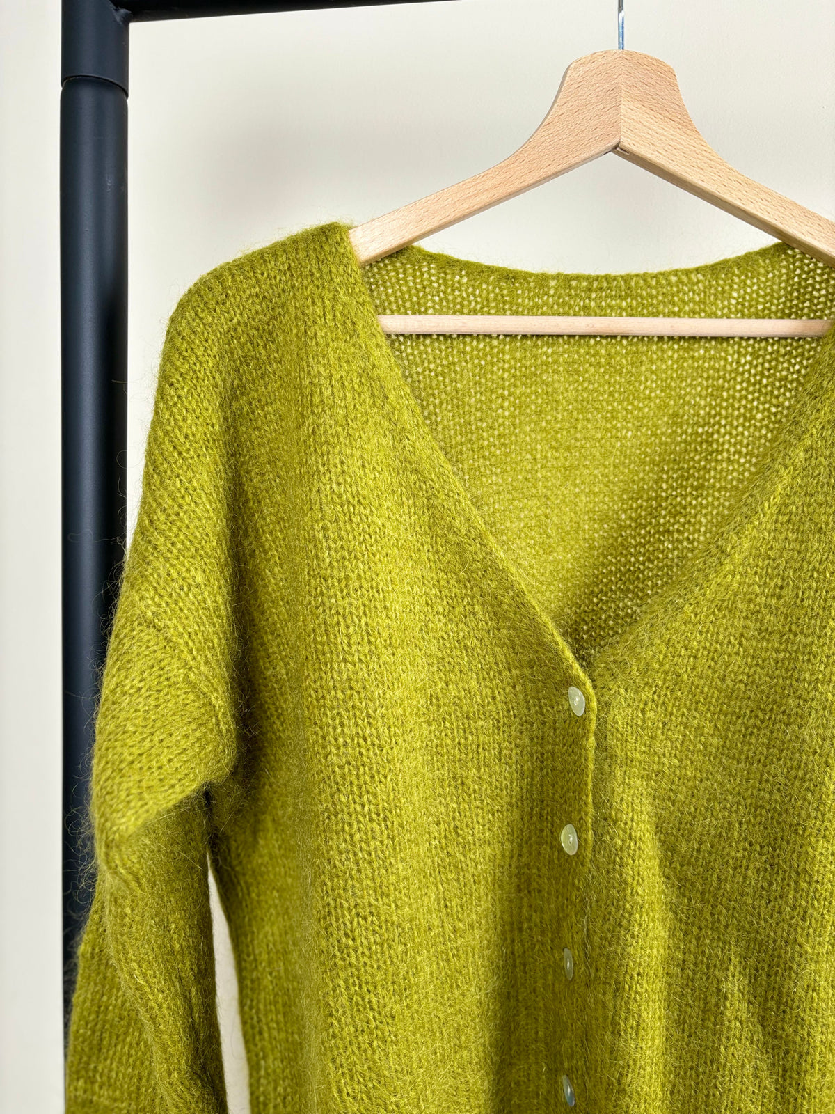 Women's knitted V-neck button cardigan with long sleeves