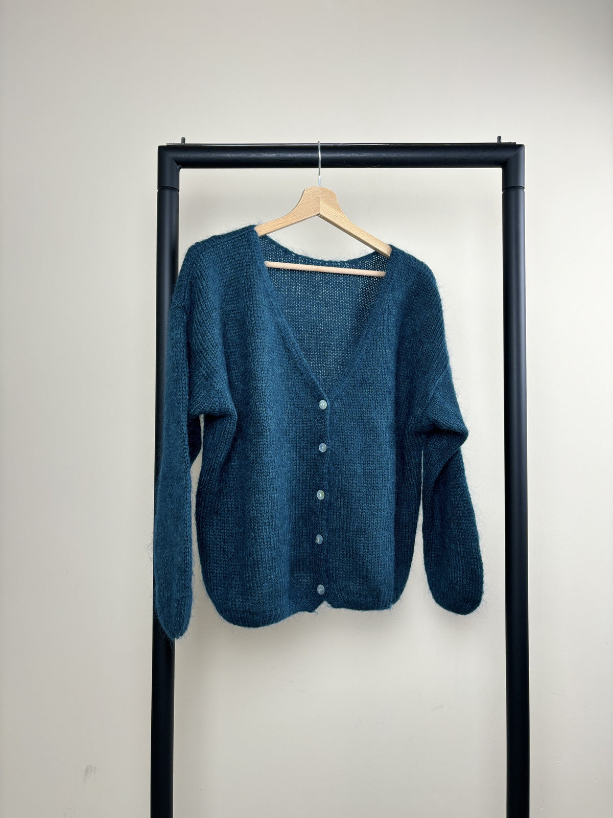Women's knitted V-neck button cardigan with long sleeves