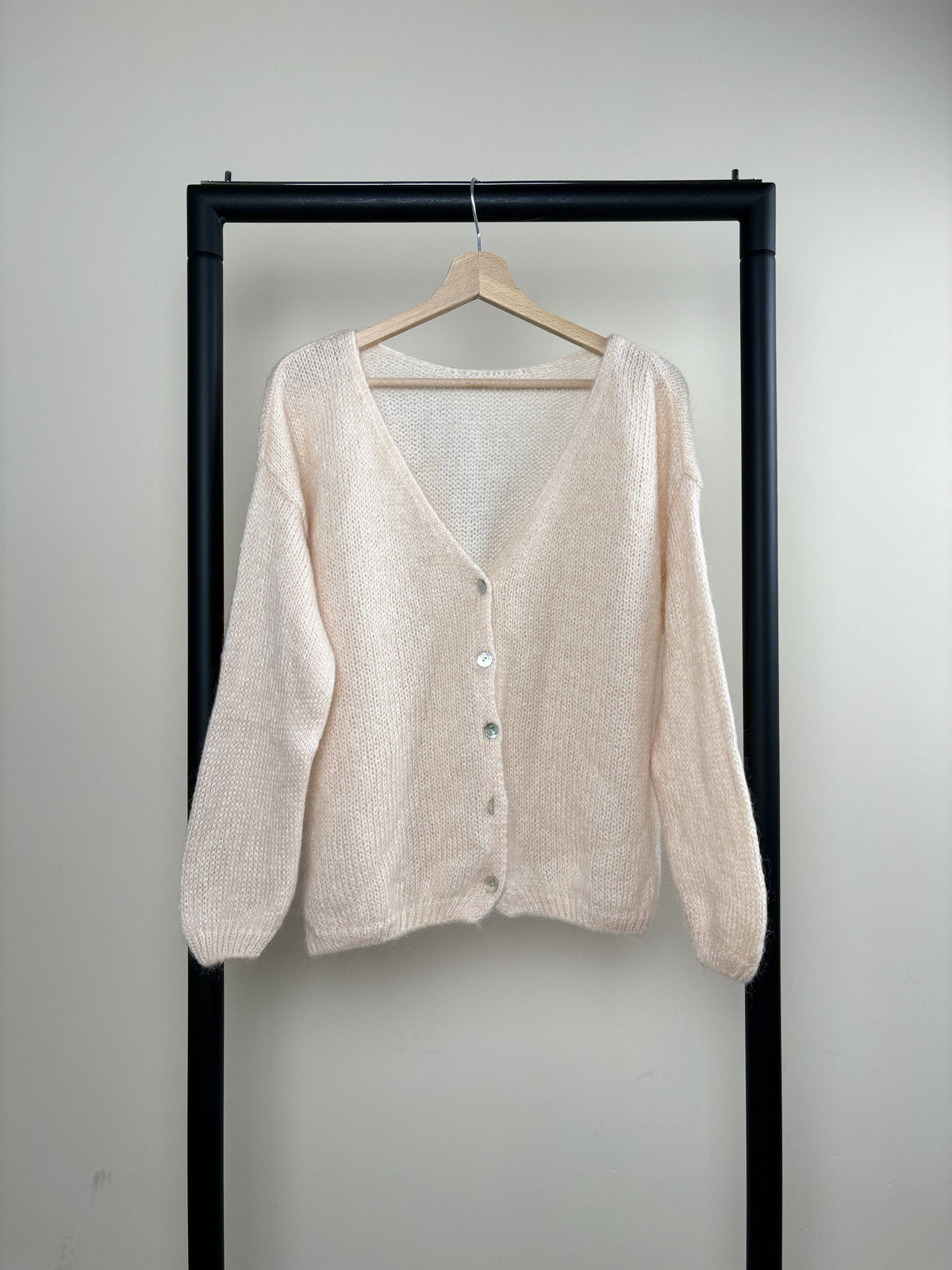 Women's knitted V-neck button cardigan with long sleeves