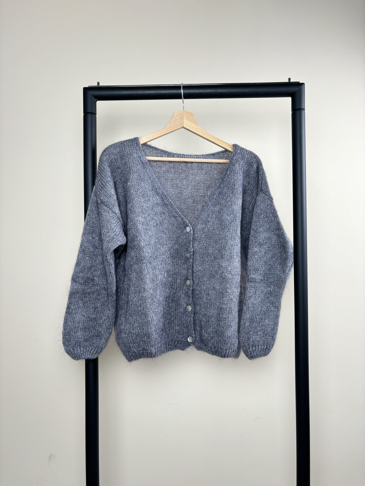 Women's knitted V-neck button cardigan with long sleeves