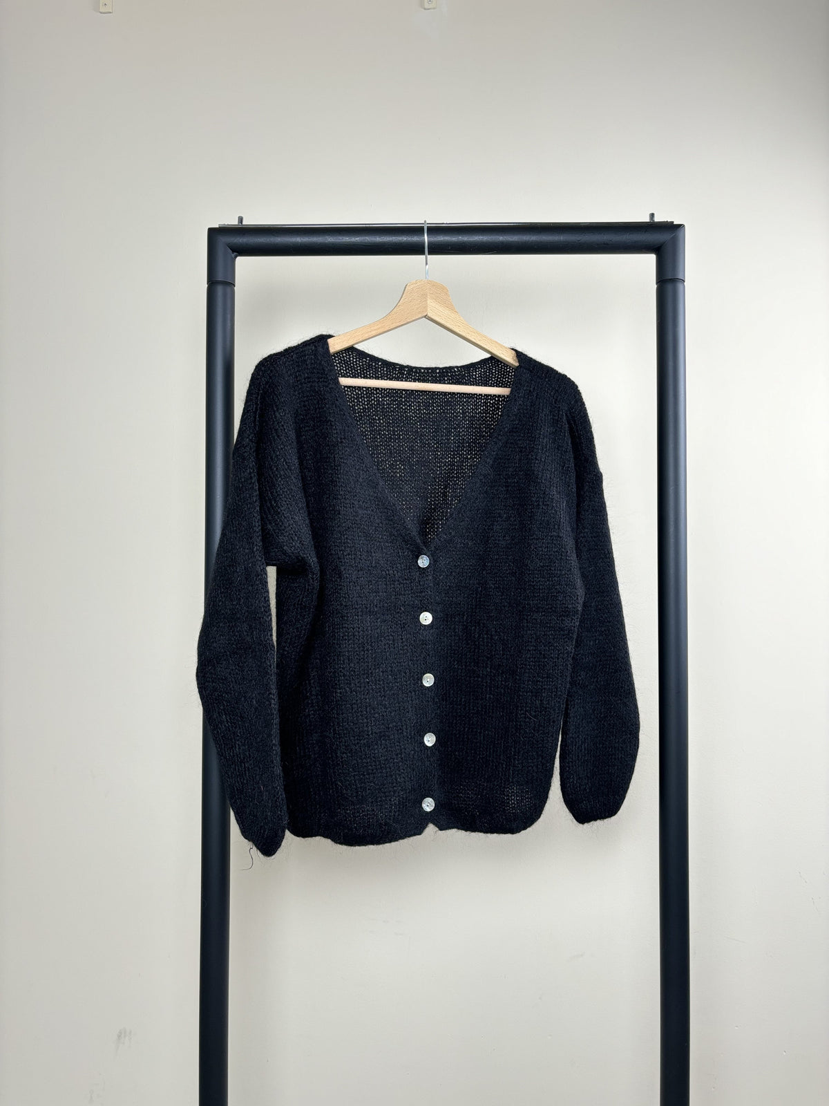 Women's knitted V-neck button cardigan with long sleeves