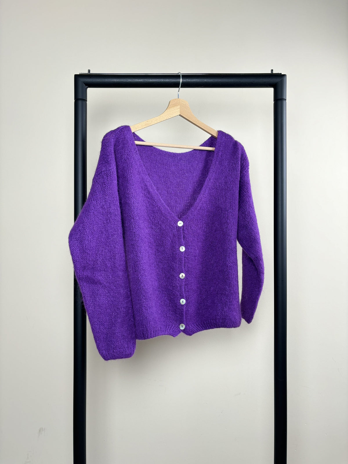 Women's knitted V-neck button cardigan with long sleeves