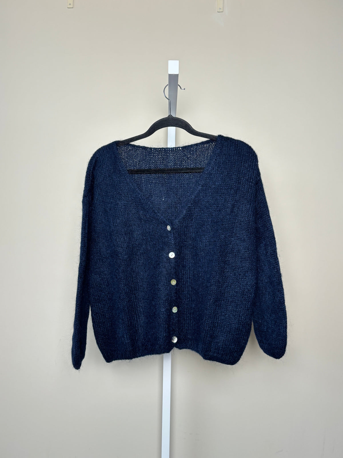 Women's knitted V-neck button cardigan with long sleeves
