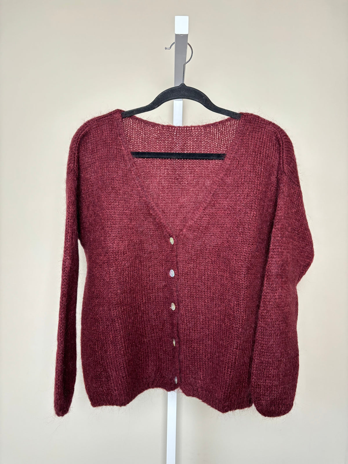 Women's knitted V-neck button cardigan with long sleeves