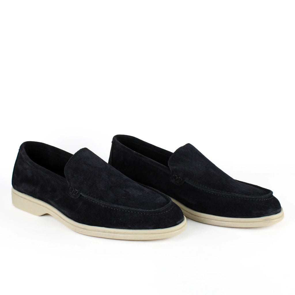 Black men's moccasin loafers with rounded toes and light flat soles