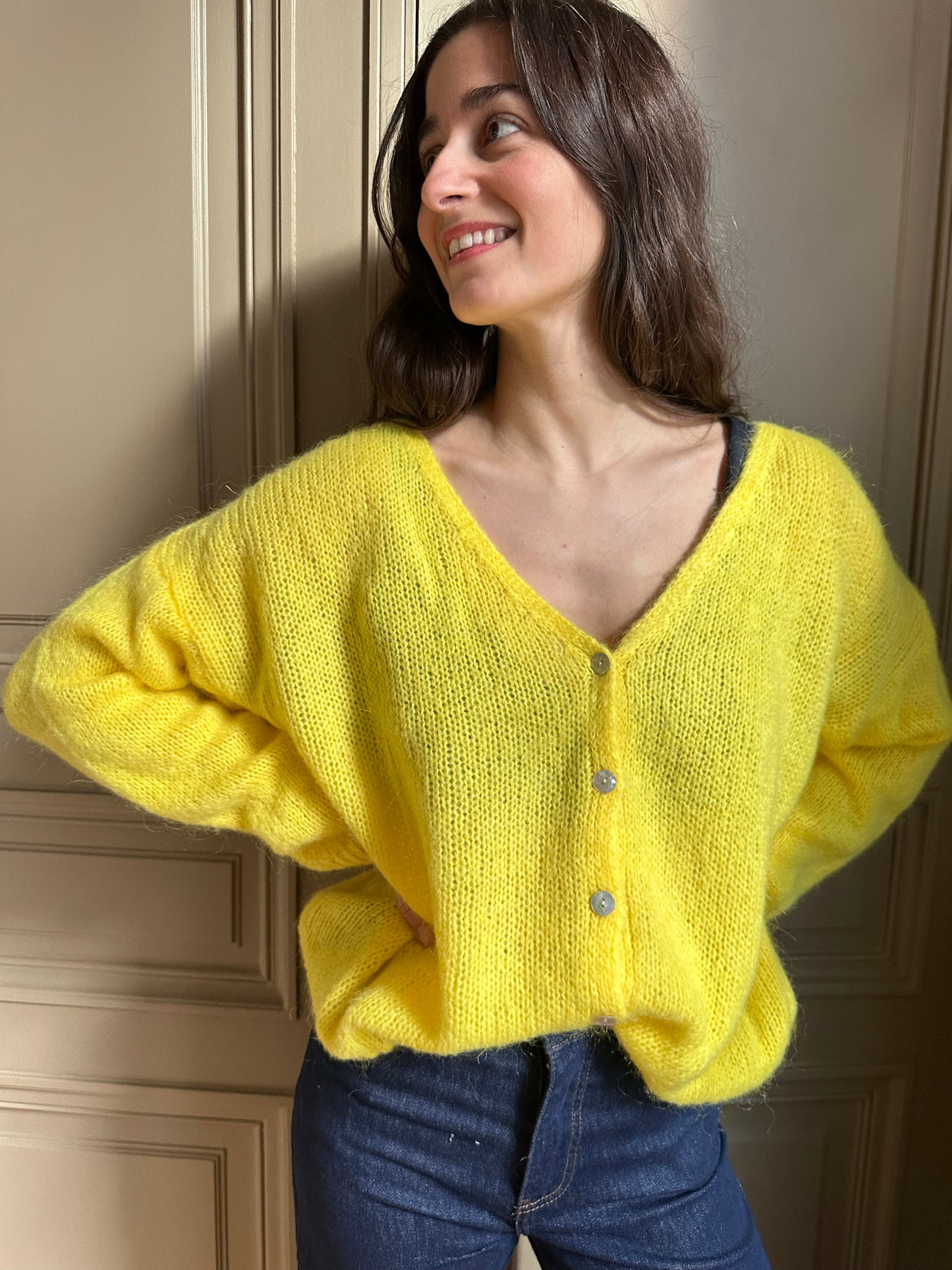 Women's knitted V-neck button cardigan with long sleeves