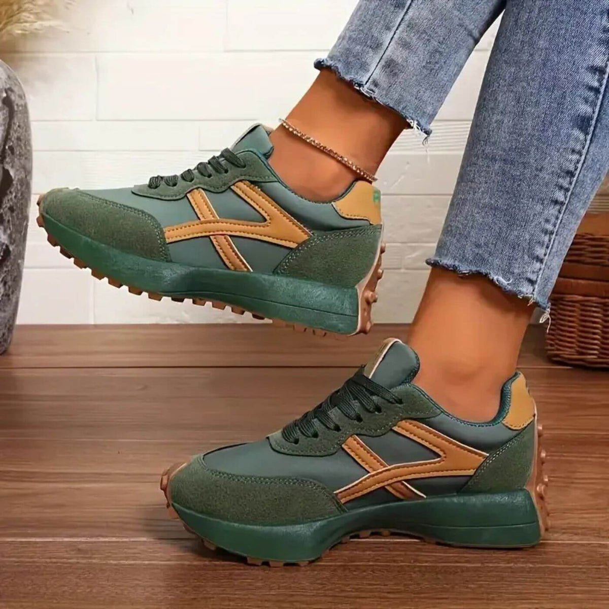 Women's lace-up trainers with rounded toes, contrast side panels and raised textured soles