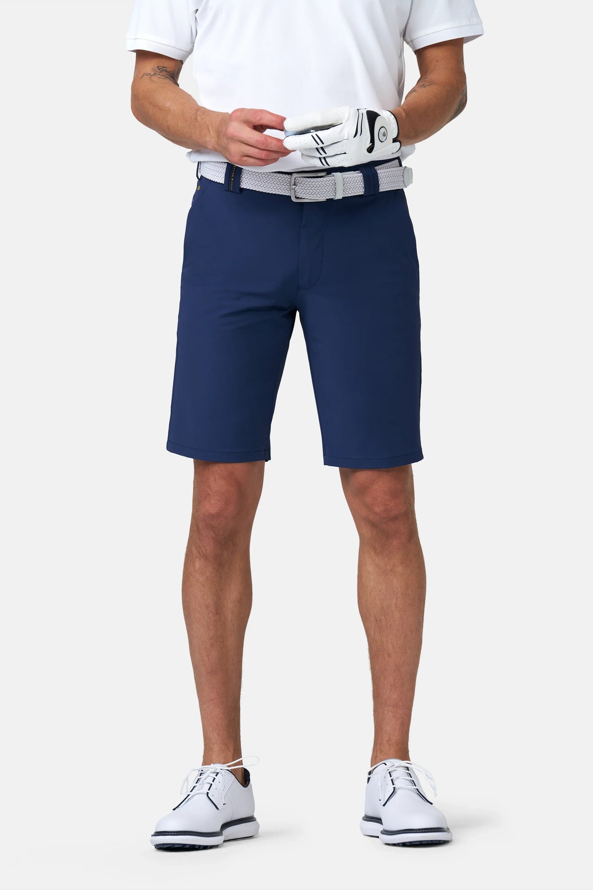 Men's straight-cut golf shorts with belt loops, zip fly and knee-length hems