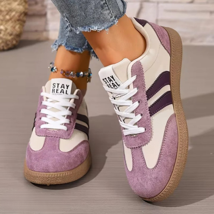 Women's low-top lace-up trainers with contrast side stripes and flat gum-coloured soles