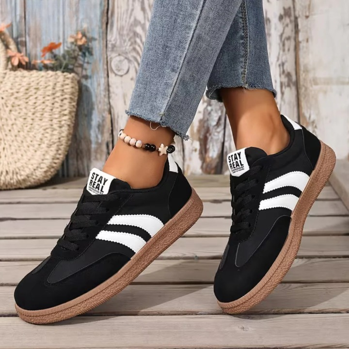 Women's low-top lace-up trainers with contrast side stripes and flat gum-coloured soles