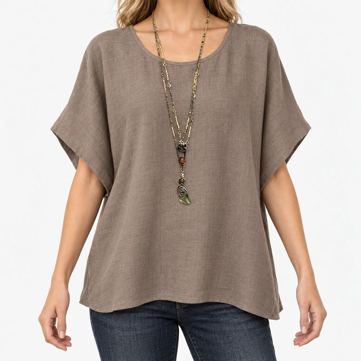 Women's relaxed short-sleeve top with round neckline and curved hem
