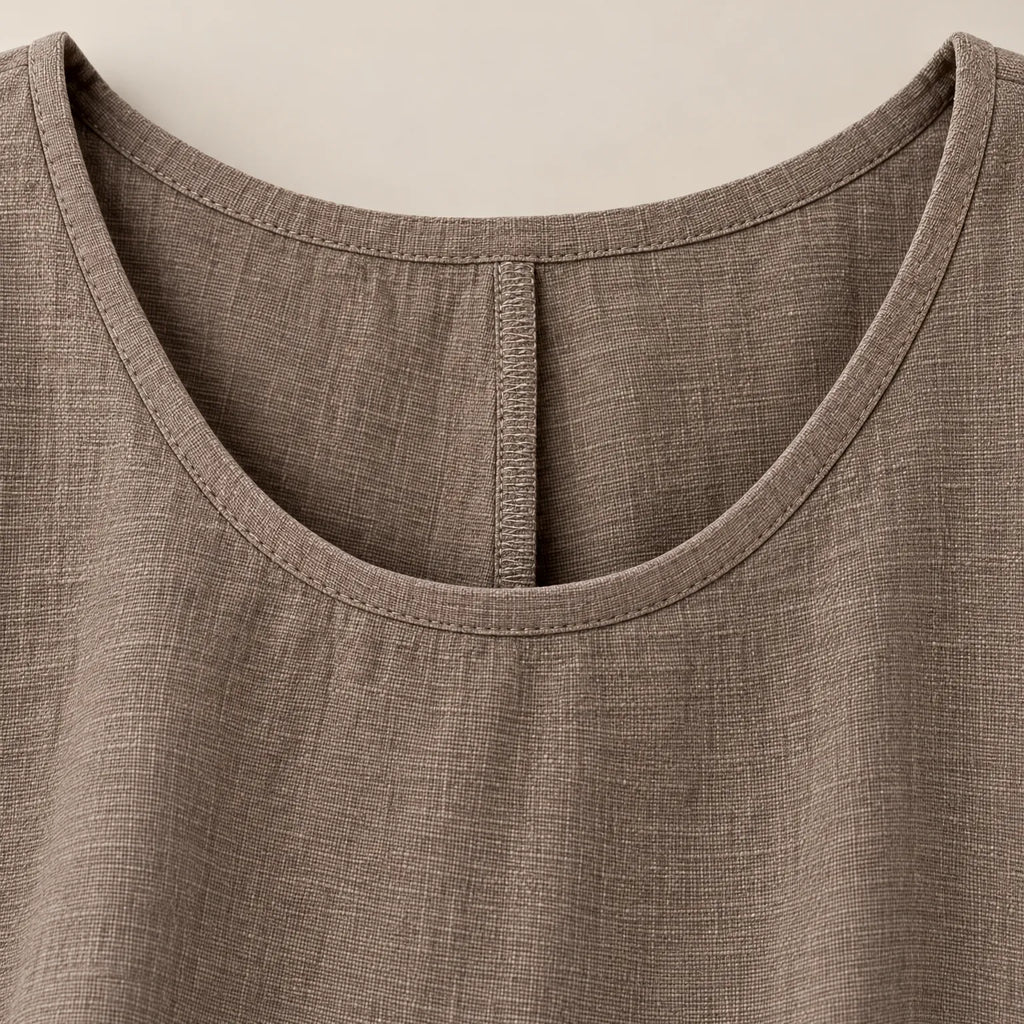 Women's relaxed short-sleeve top with round neckline and curved hem
