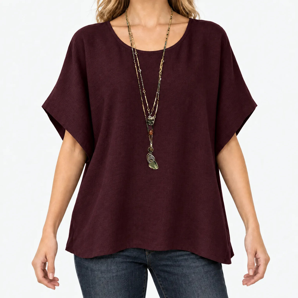 Women's relaxed short-sleeve top with round neckline and curved hem