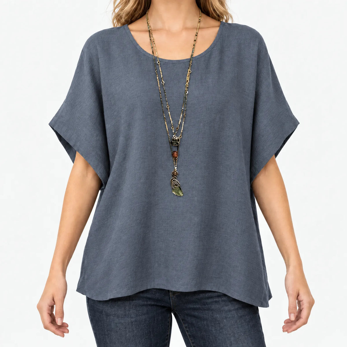 Women's relaxed short-sleeve top with round neckline and curved hem