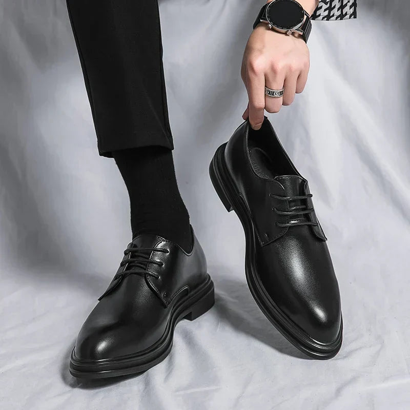 Men's lace-up Derby shoes with rounded toes and smooth or patent finishes