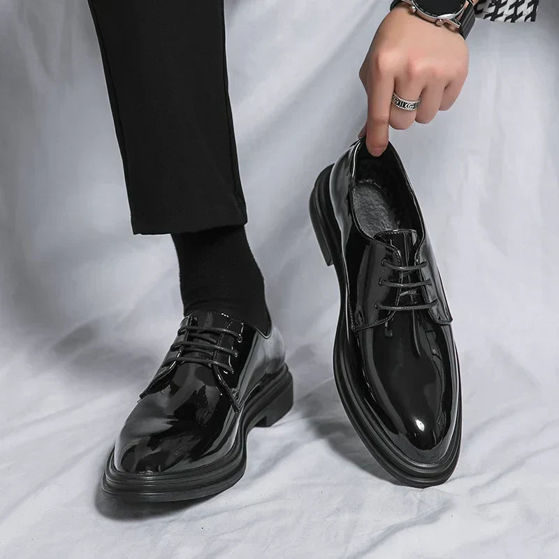 Men's lace-up Derby shoes with rounded toes and smooth or patent finishes