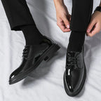 Men's lace-up Derby shoes with rounded toes and smooth or patent finishes