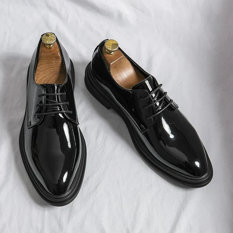 Men's lace-up Derby shoes with rounded toes and smooth or patent finishes