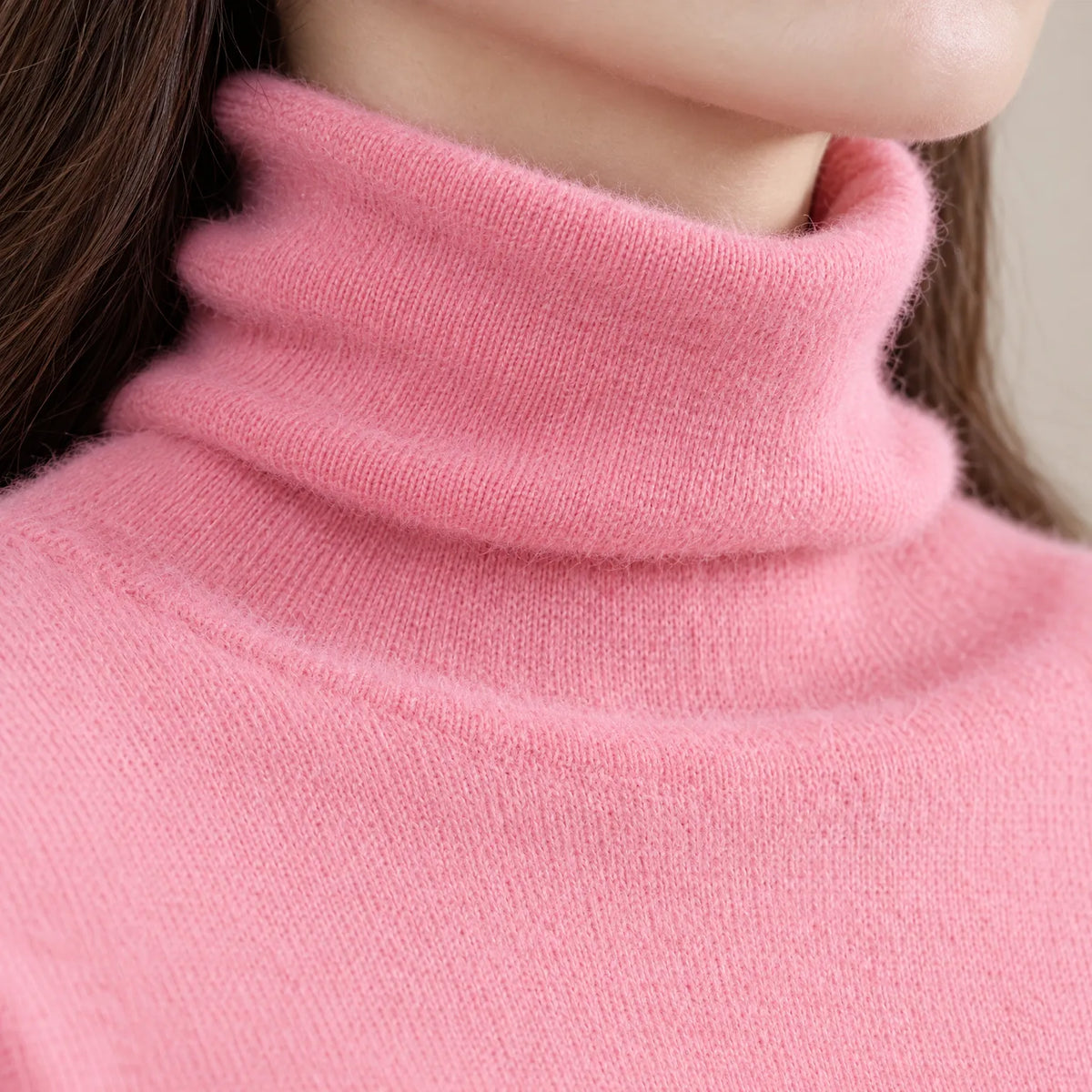 Women's long-sleeve turtleneck jumper with a plain knitted finish