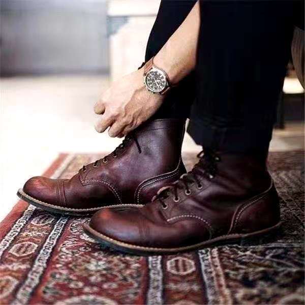 Men's lace-up ankle boots with rounded toes, metal eyelets and stitched soles