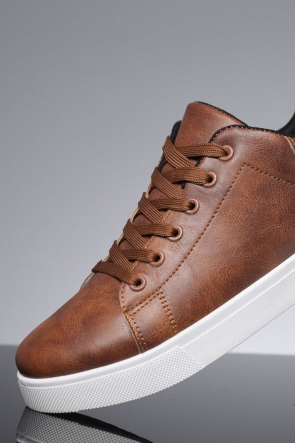 Men's low-top lace-up trainers with panelled uppers and contrasting flat soles