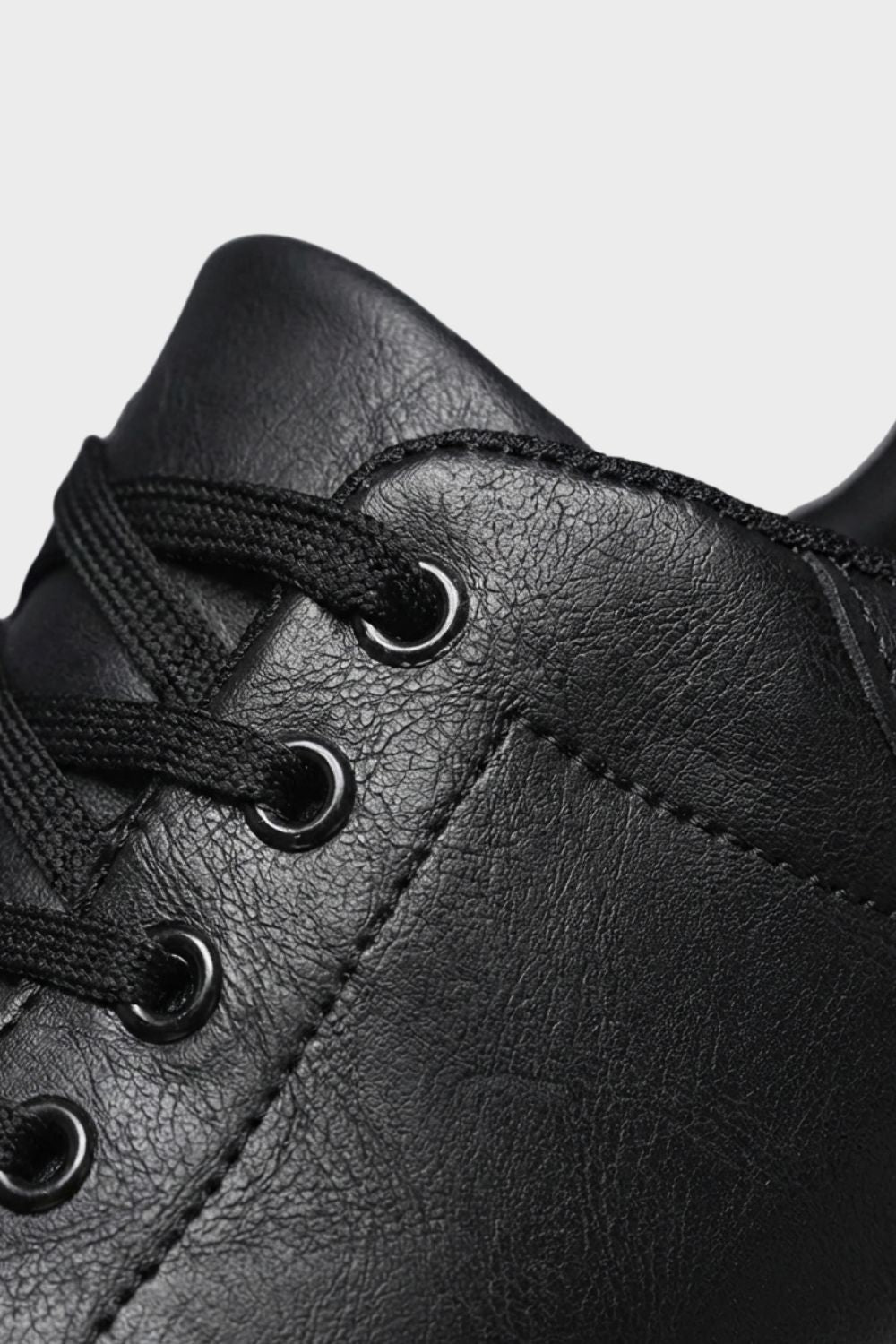 Men's low-top lace-up trainers with panelled uppers and contrasting flat soles