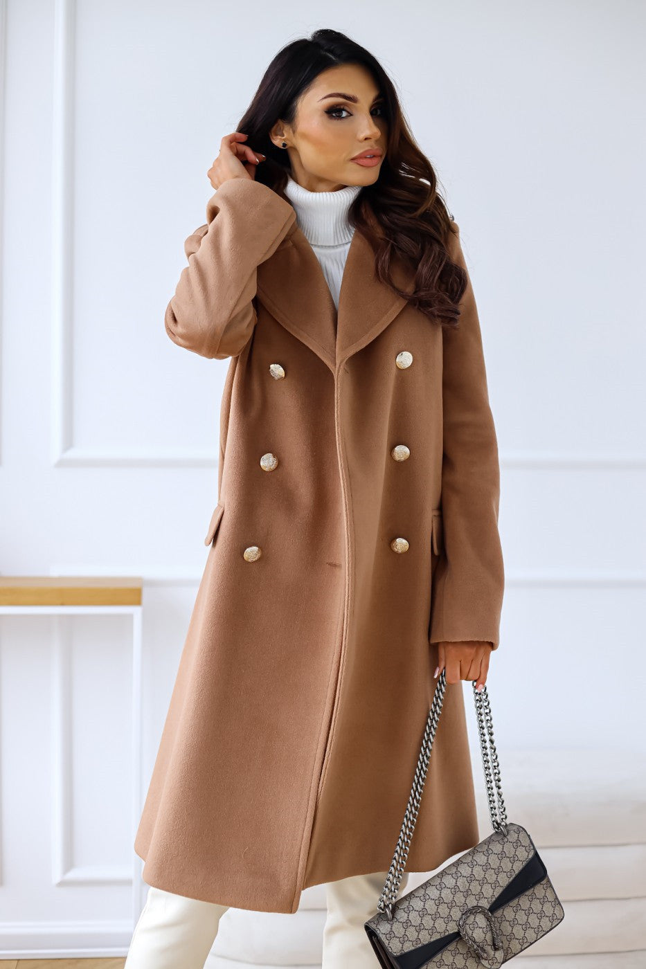 Women's long double-breasted coat with notched lapels and flap pockets