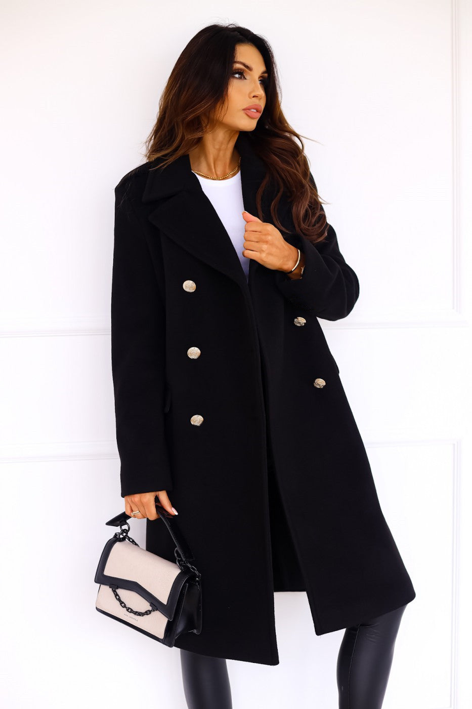 Women's long double-breasted coat with notched lapels and flap pockets