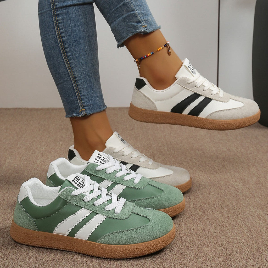 Women's low-top lace-up trainers with contrast side stripes and flat gum-coloured soles
