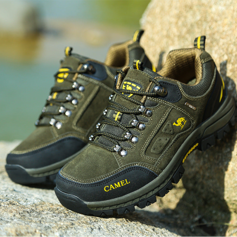 Low-cut lace-up hiking boots with round toes and deep lugged soles
