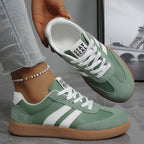 Women's low-top lace-up trainers with contrast side stripes and flat gum-coloured soles
