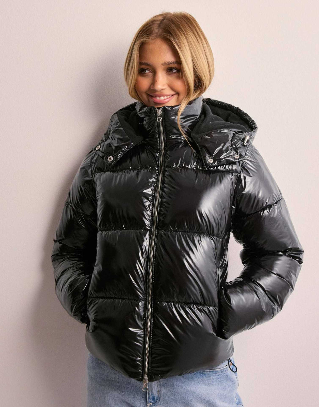 Women's shiny quilted puffer jacket with detachable hood and zip fastening