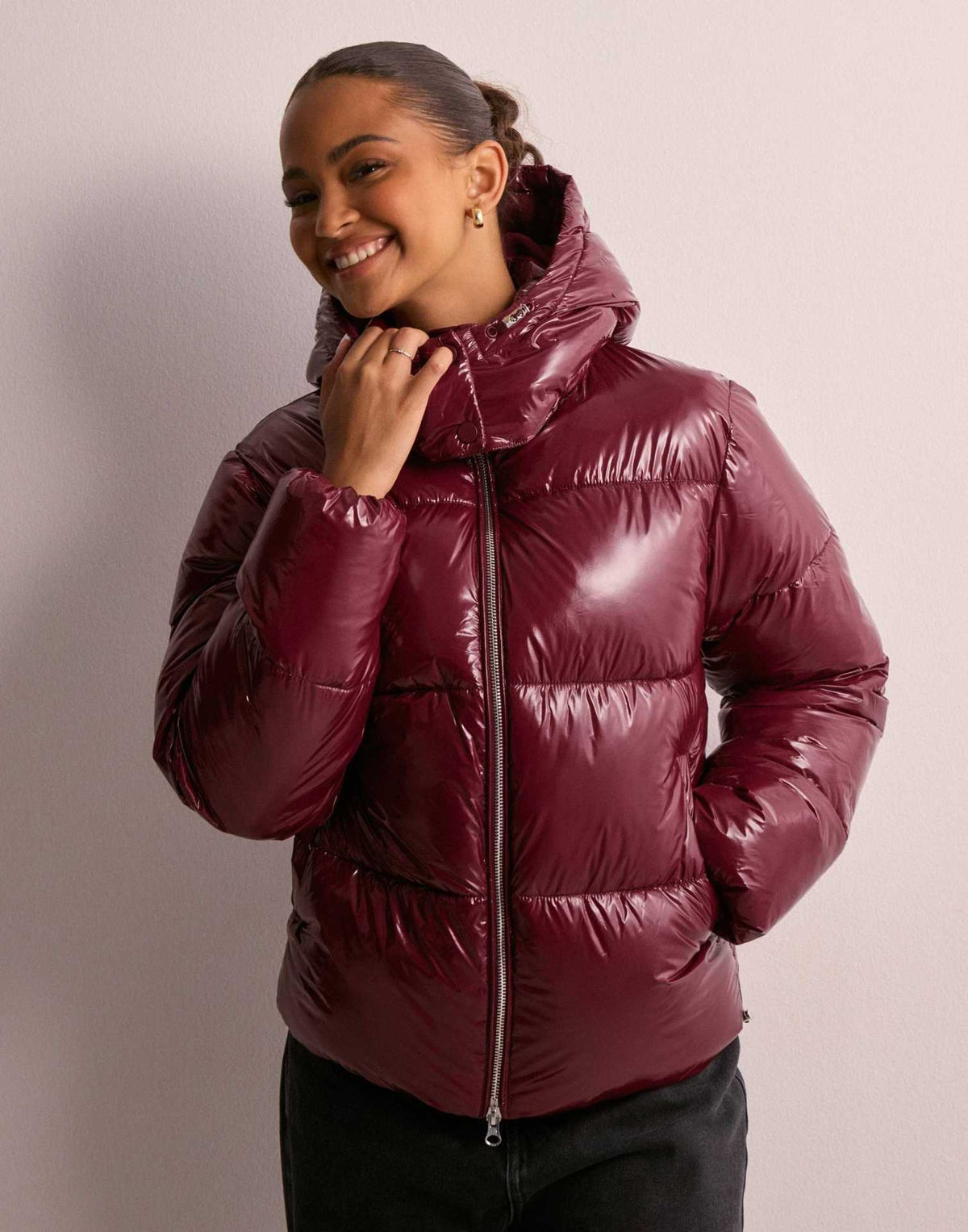 Women's shiny quilted puffer jacket with detachable hood and zip fastening