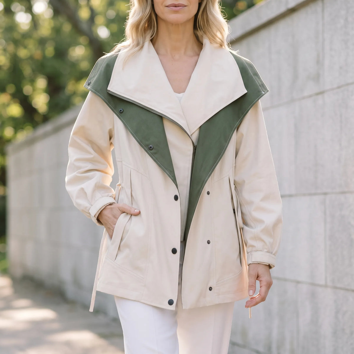 Women's oversized two-tone utility jacket with wide collar and long sleeves