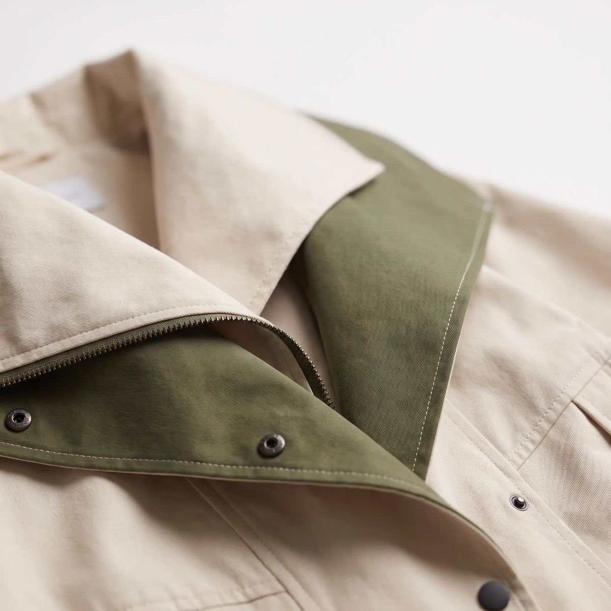 Women's oversized two-tone utility jacket with wide collar and long sleeves
