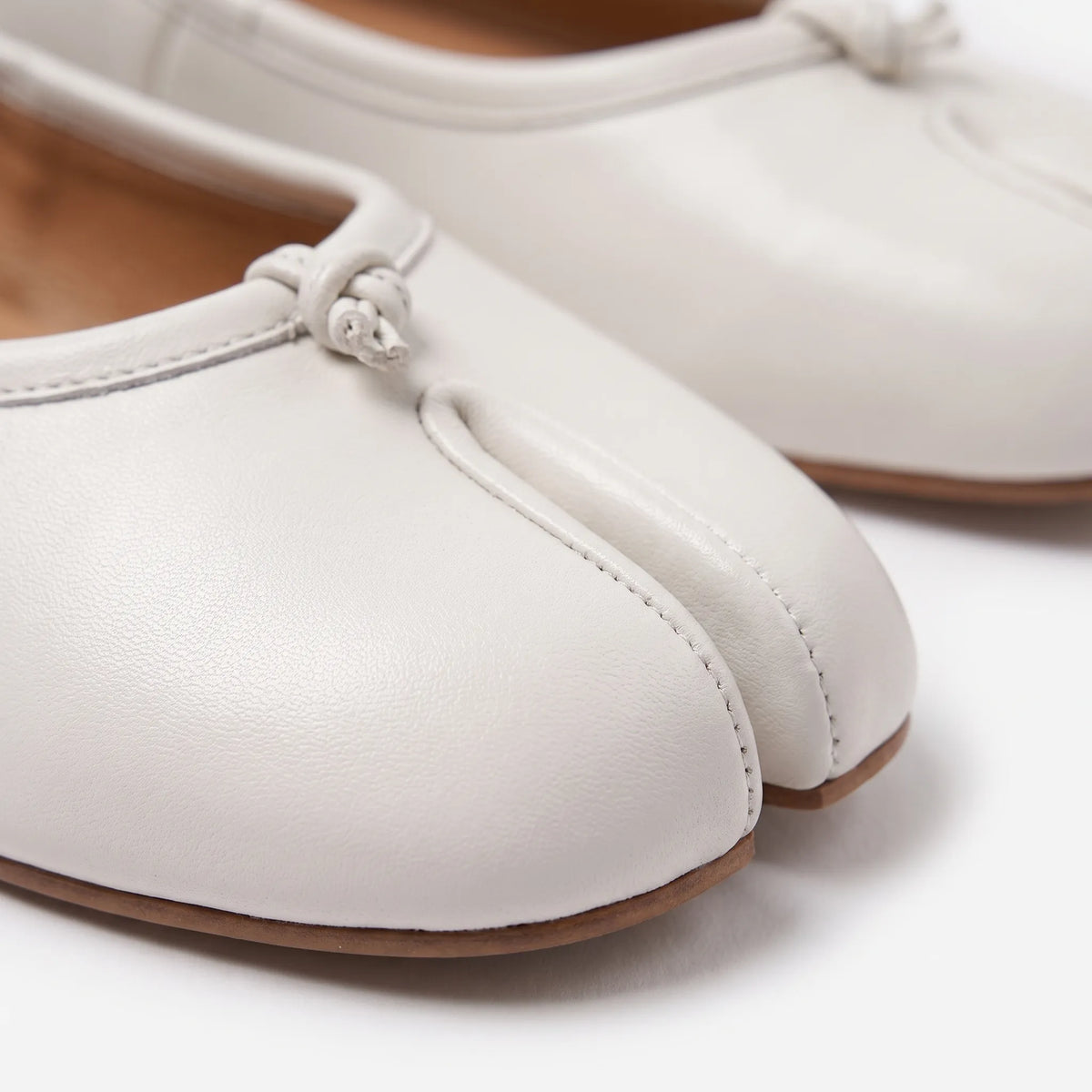 Women's split-toe ballet flats with small vamp ties and flat heels