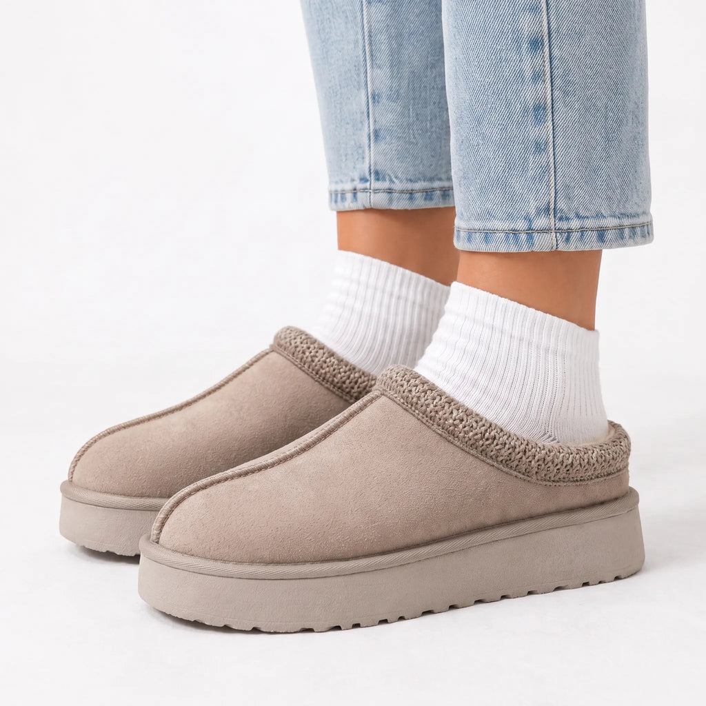 Women's closed-toe platform slippers with fluffy trim and thick soles