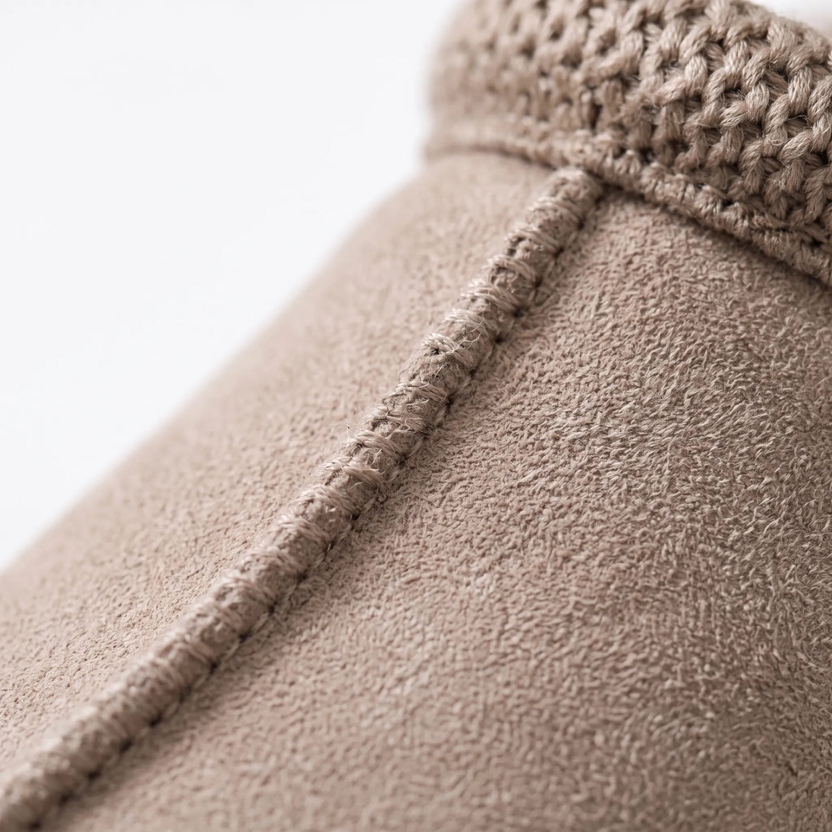 Women's closed-toe platform slippers with fluffy trim and thick soles