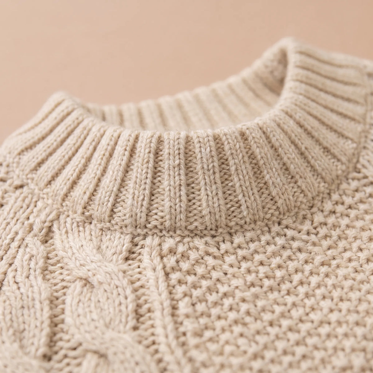 Women's textured knitted jumper with crew neck and long sleeves