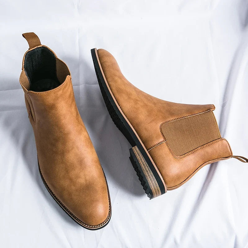 Men's Chelsea boots with elastic side panels, pull tabs and low heels