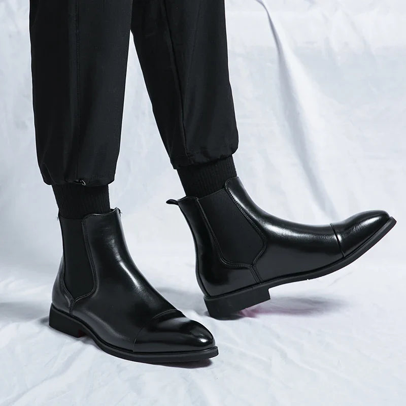 Men's pointed toe Chelsea boots with elastic side panels and low heels