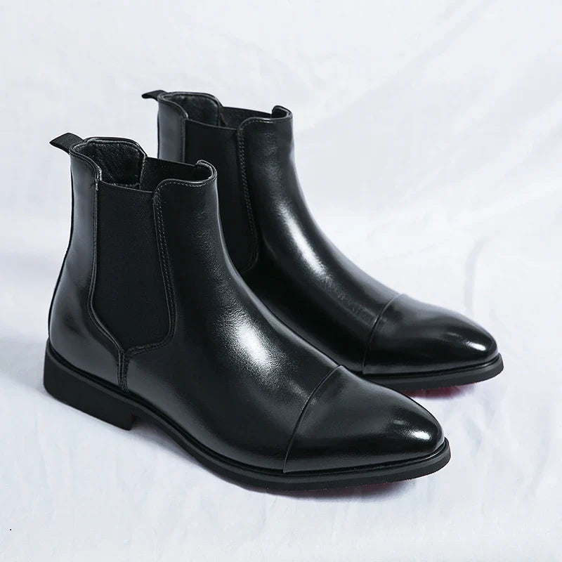 Men's pointed toe Chelsea boots with elastic side panels and low heels
