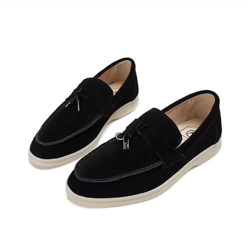 Women's slip-on loafers with penny strap and flat sole