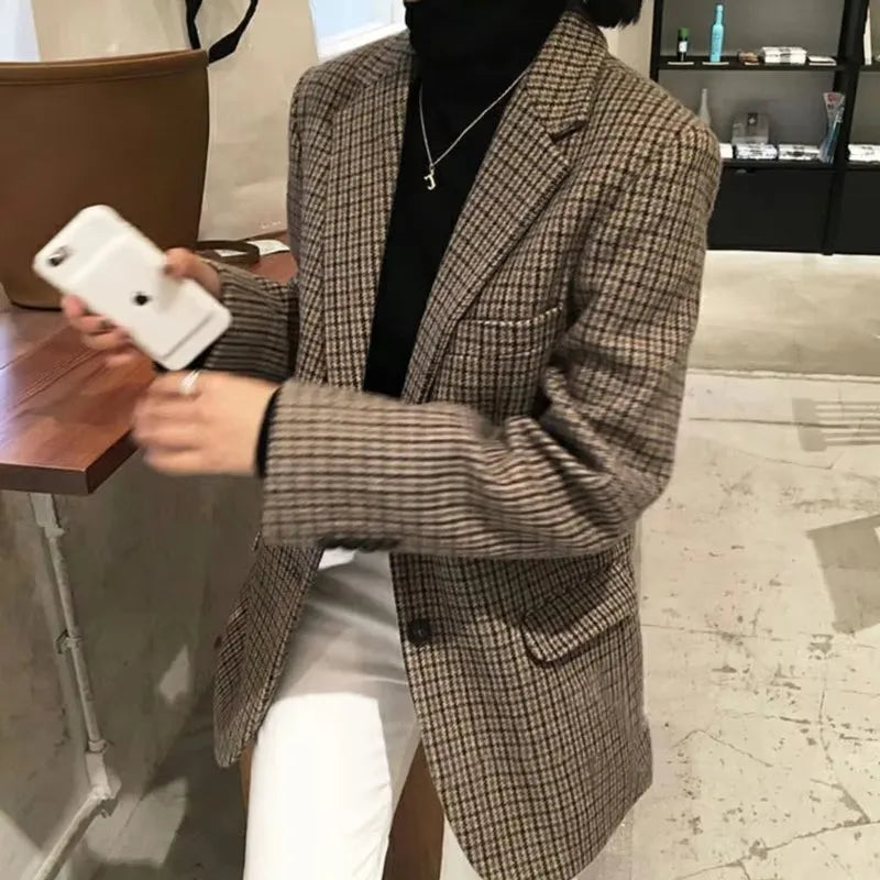 Women's brown checked blazer with notched lapels, long sleeves and button fastening