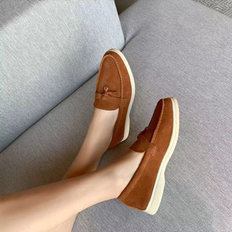 Women's slip-on loafers with penny strap and flat sole