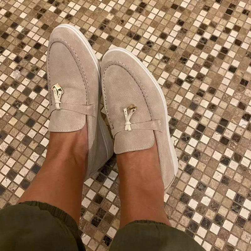 Women's slip-on loafers with penny strap and flat sole